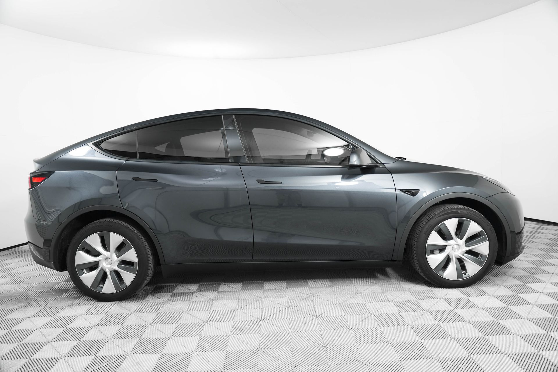 2024 Tesla Model Y Long Range photo 8