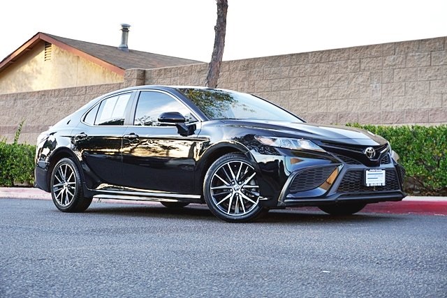 2022 Toyota Camry SE's photo