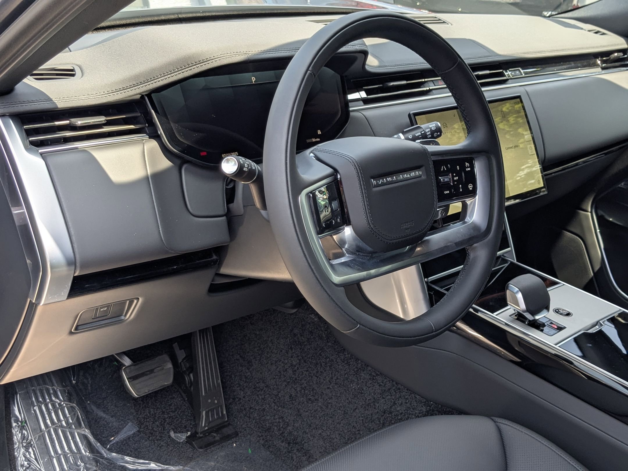 2025 Land Rover Range Rover SE photo 3