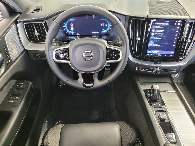 2022 Volvo XC60 B5 R-Design photo 12