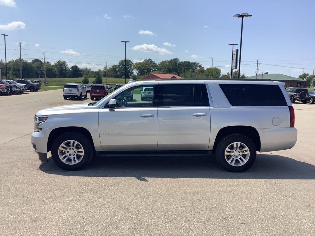 2019 Chevrolet Suburban LT photo 4