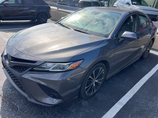 2020 Toyota Camry SE's photo