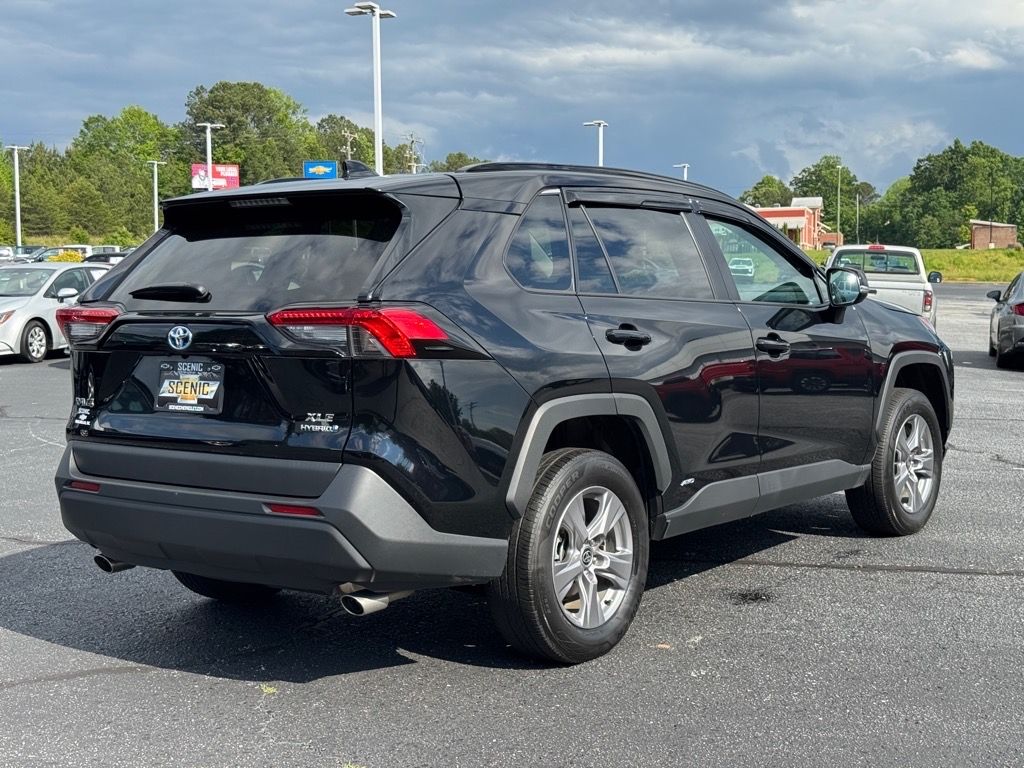 2022 Toyota RAV4 Hybrid XLE photo 2