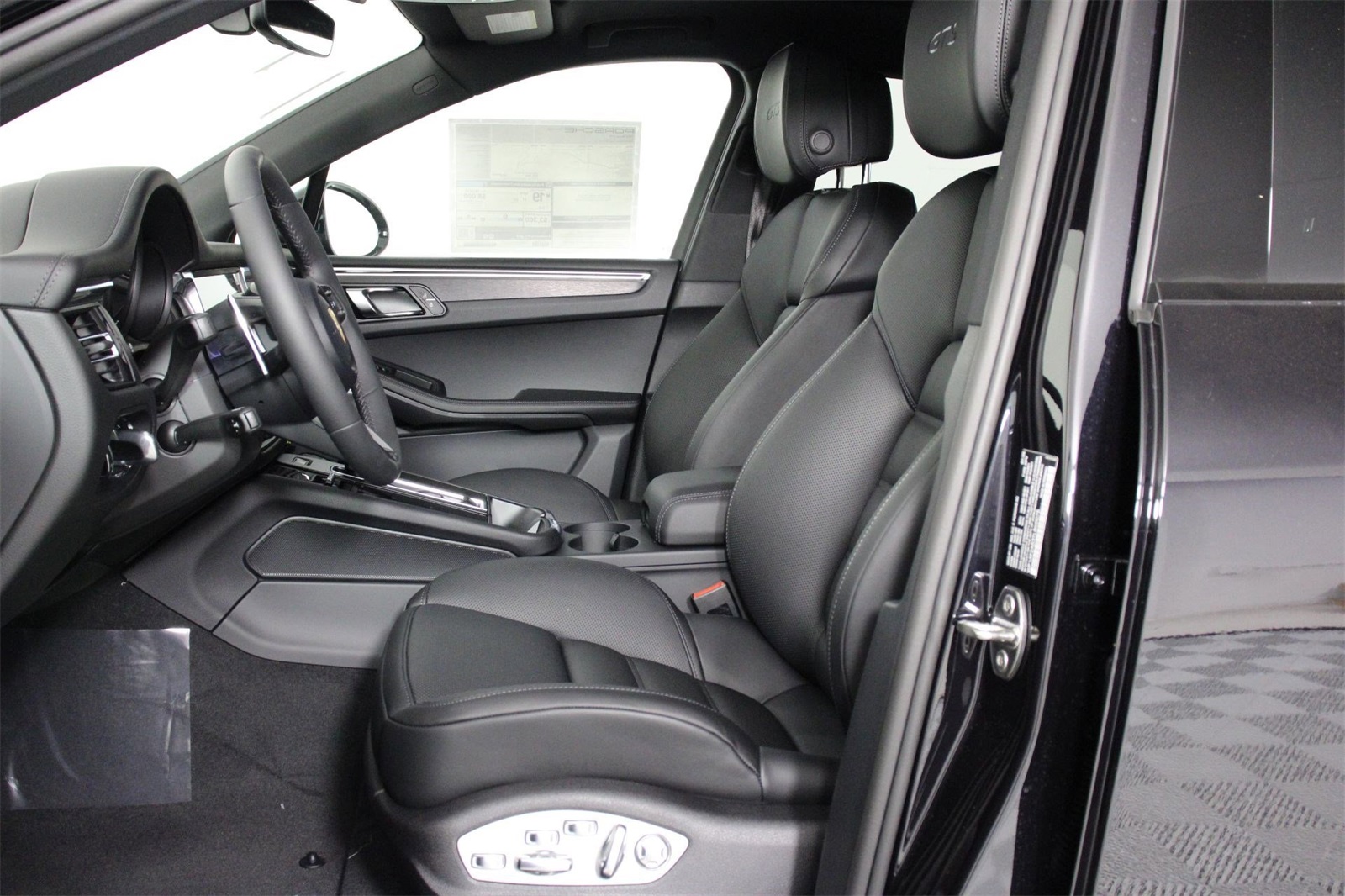 2026 Porsche Macan GTS photo 4