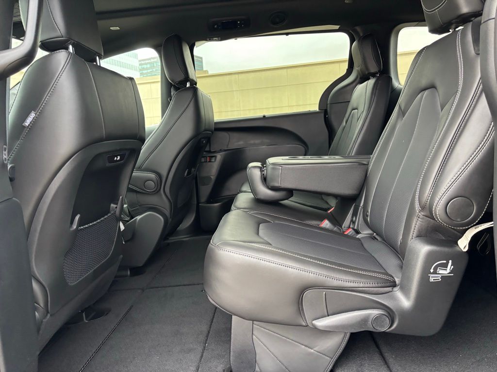 2026 Chrysler Pacifica photo 18