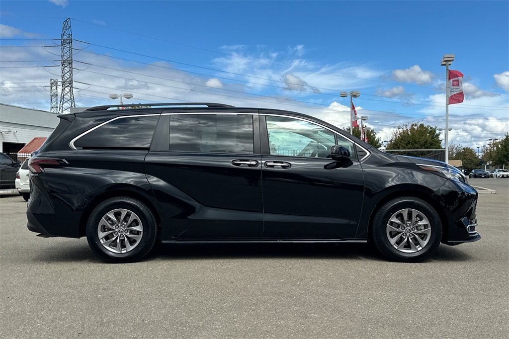 2023 Toyota Sienna XLE photo 3