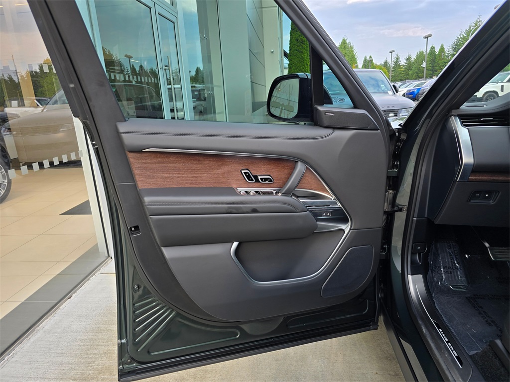 2025 Land Rover Range Rover SE photo 17