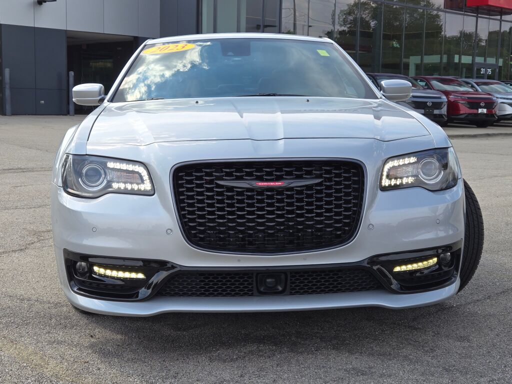 2023 Chrysler 300 photo 3