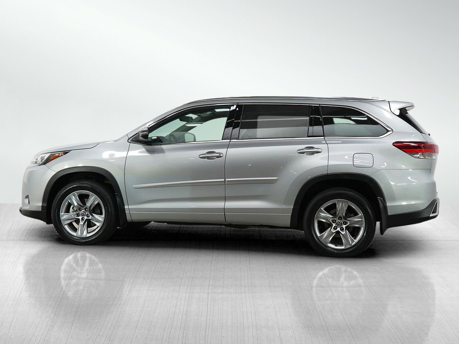 Used 2018 Toyota Highlander Limited with VIN 5TDDZRFH8JS833987 for sale in Bloomington, Minnesota