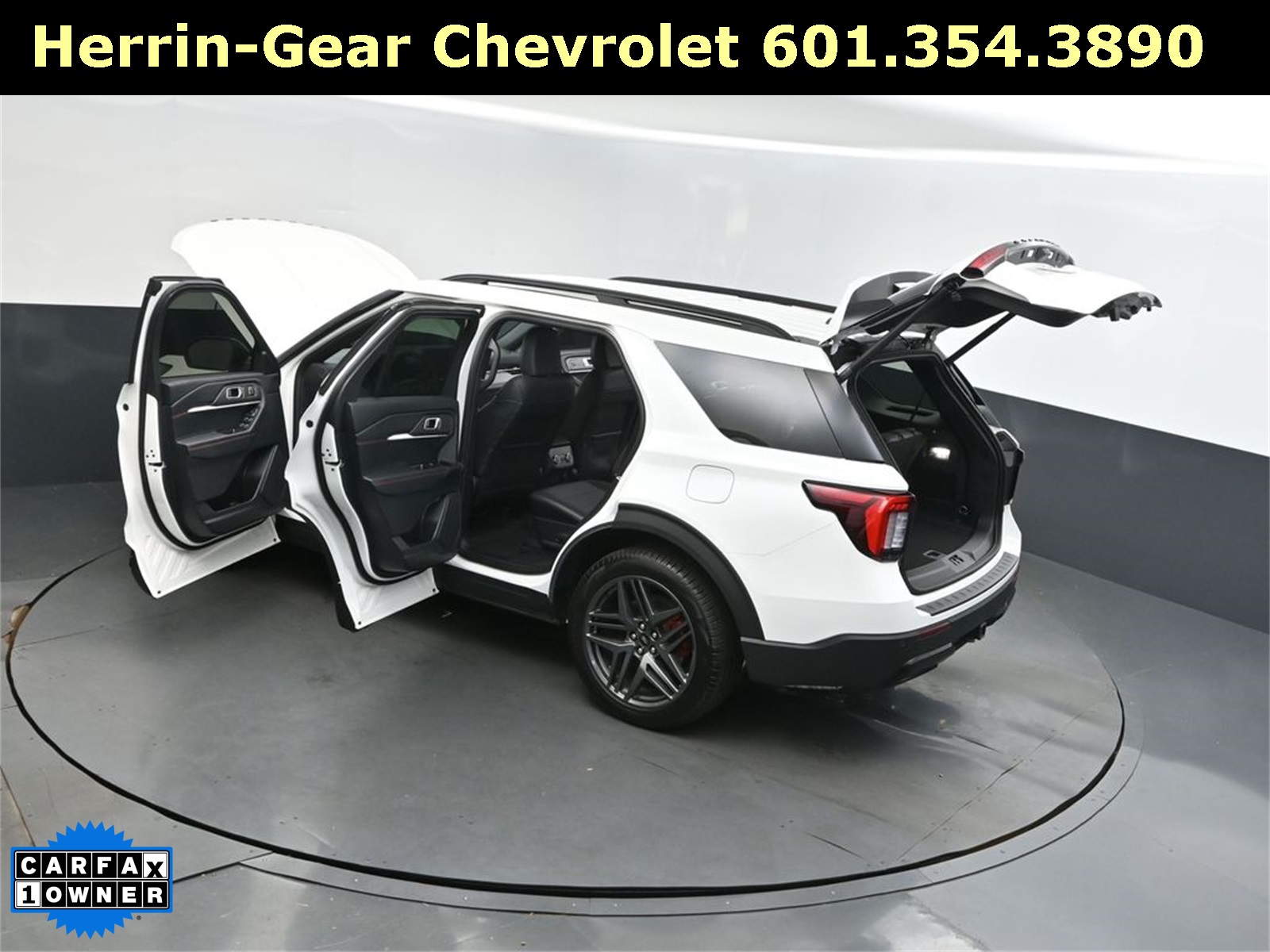 2025 Ford Explorer ST-Line photo 2