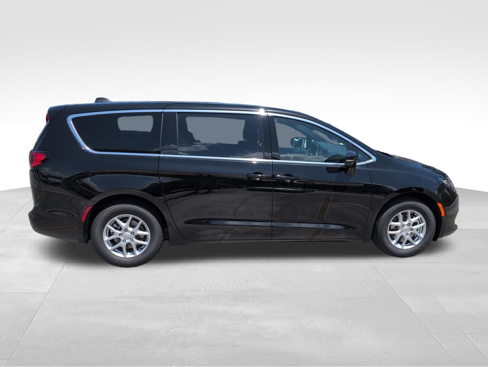 2025 Chrysler Voyager LX photo 7