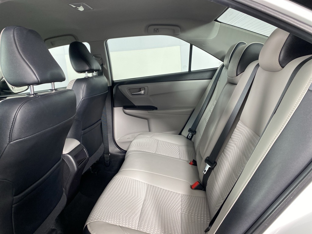 2015 Toyota Camry SE photo 19