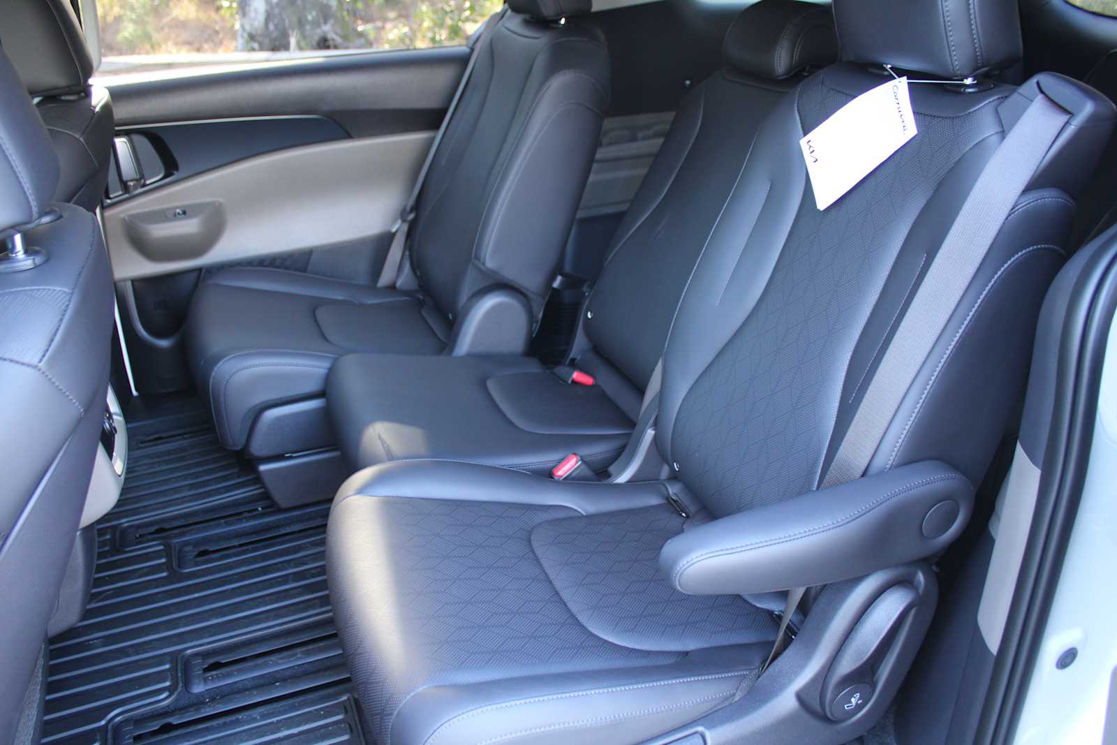 2026 Kia Carnival LXS photo 4