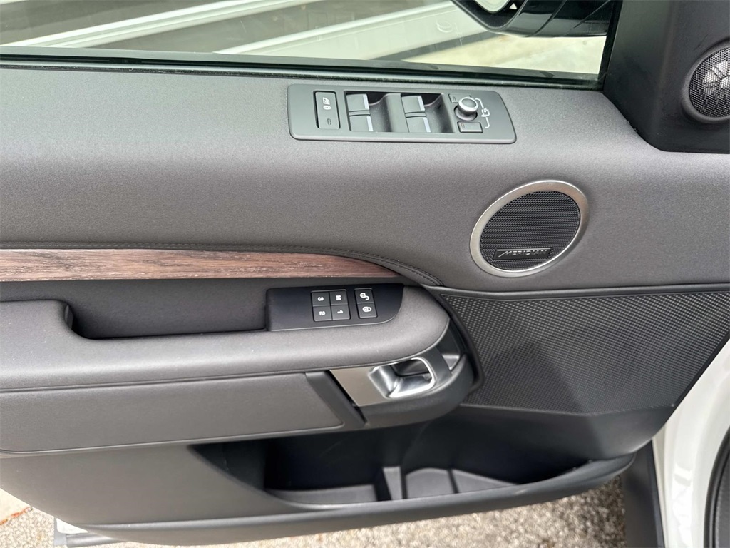 2020 Land Rover Discovery HSE photo 16