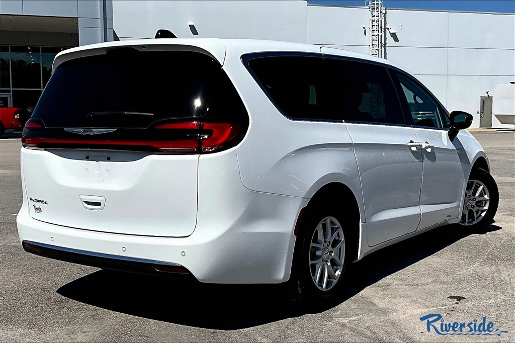 2024 Chrysler Pacifica Touring L photo 4