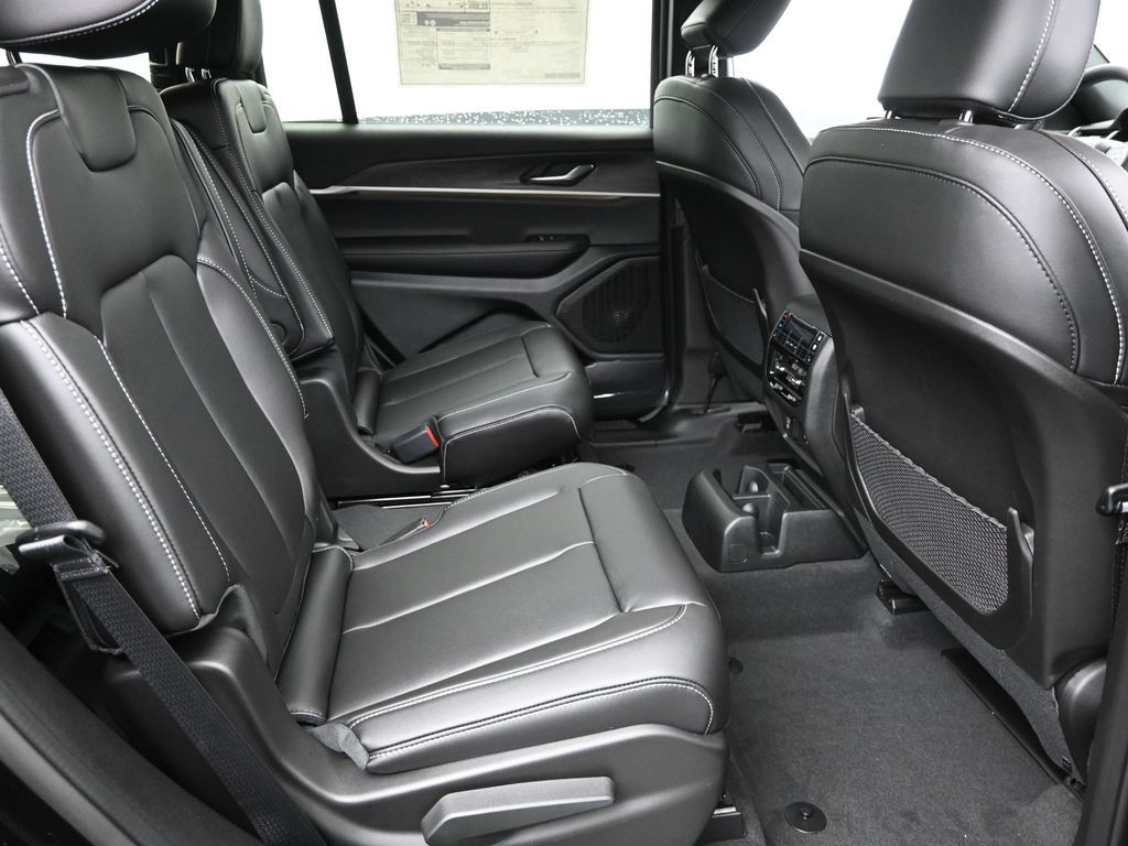 2025 Jeep Grand Cherokee Limited photo 3