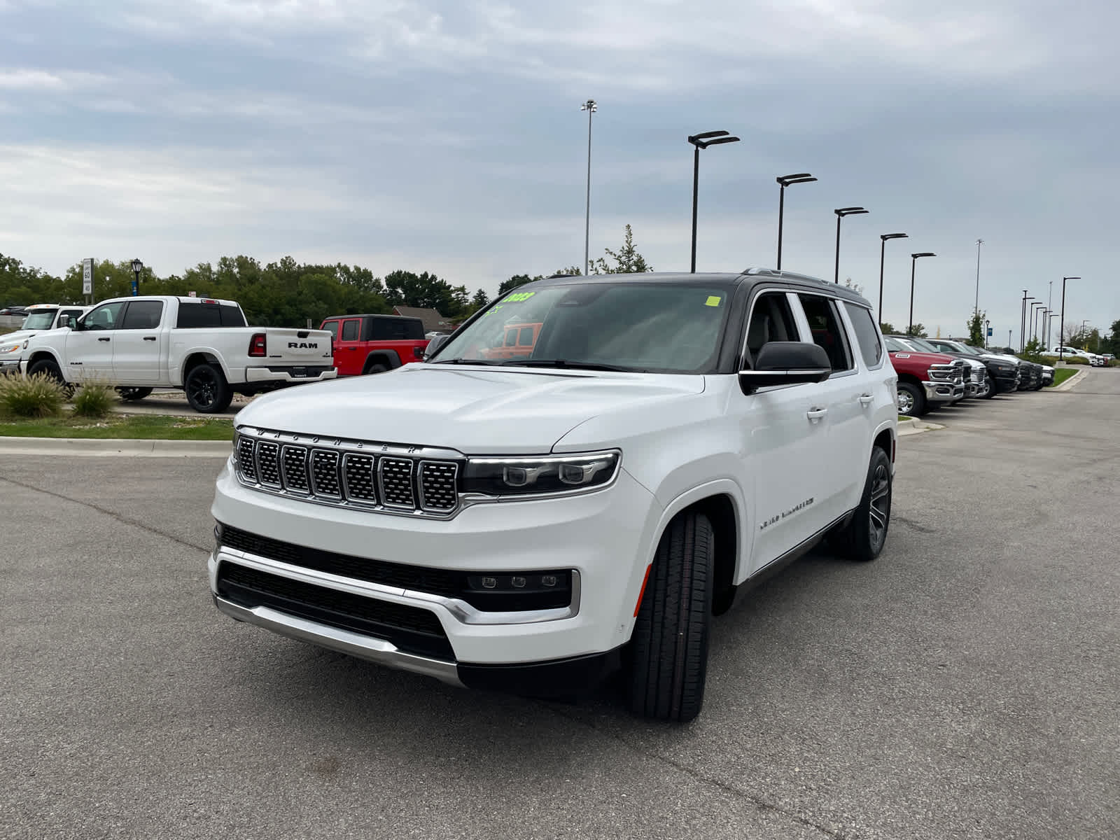 2023 Jeep Grand Wagoneer Base photo 4