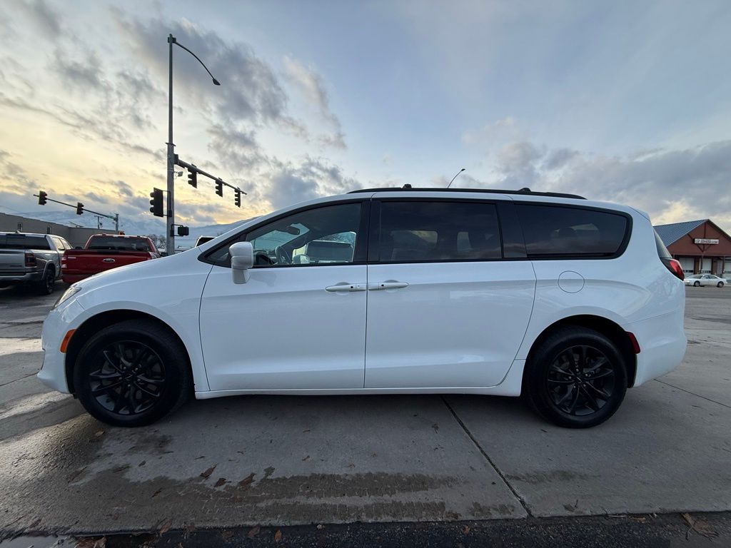 2020 Chrysler Pacifica Touring L photo 2