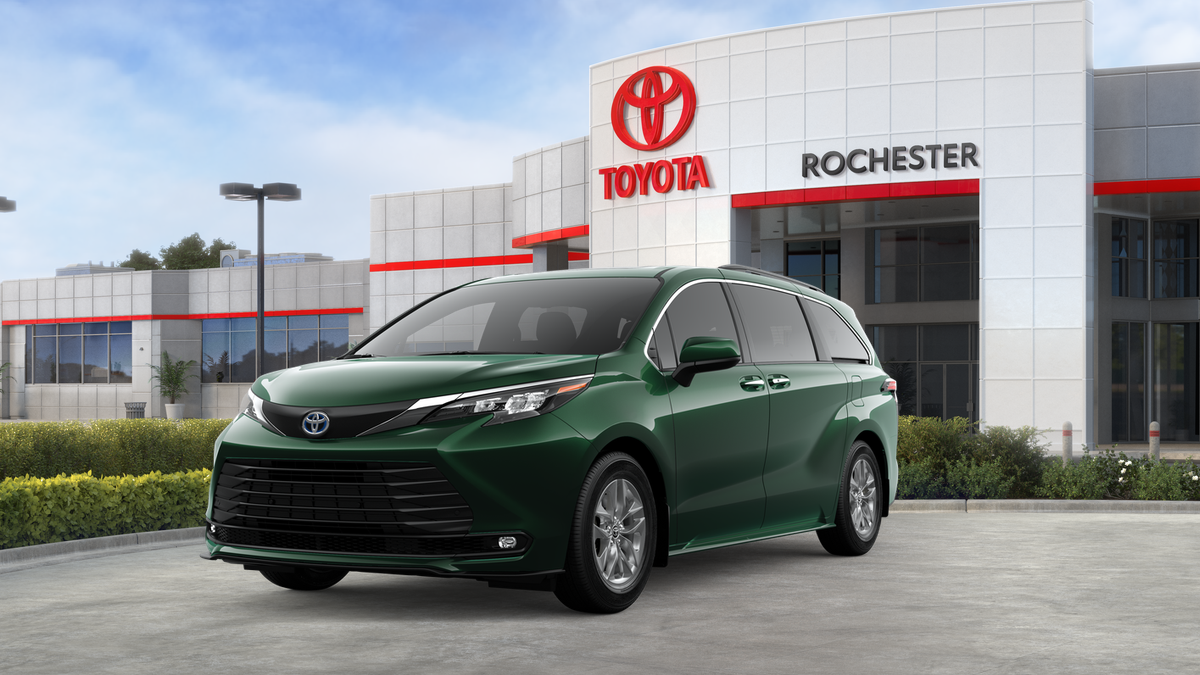 2025 Toyota Sienna XLE's photo