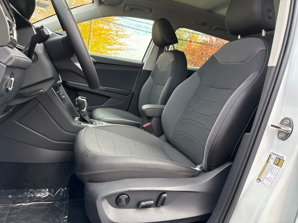 2025 Volkswagen Taos SE photo 3