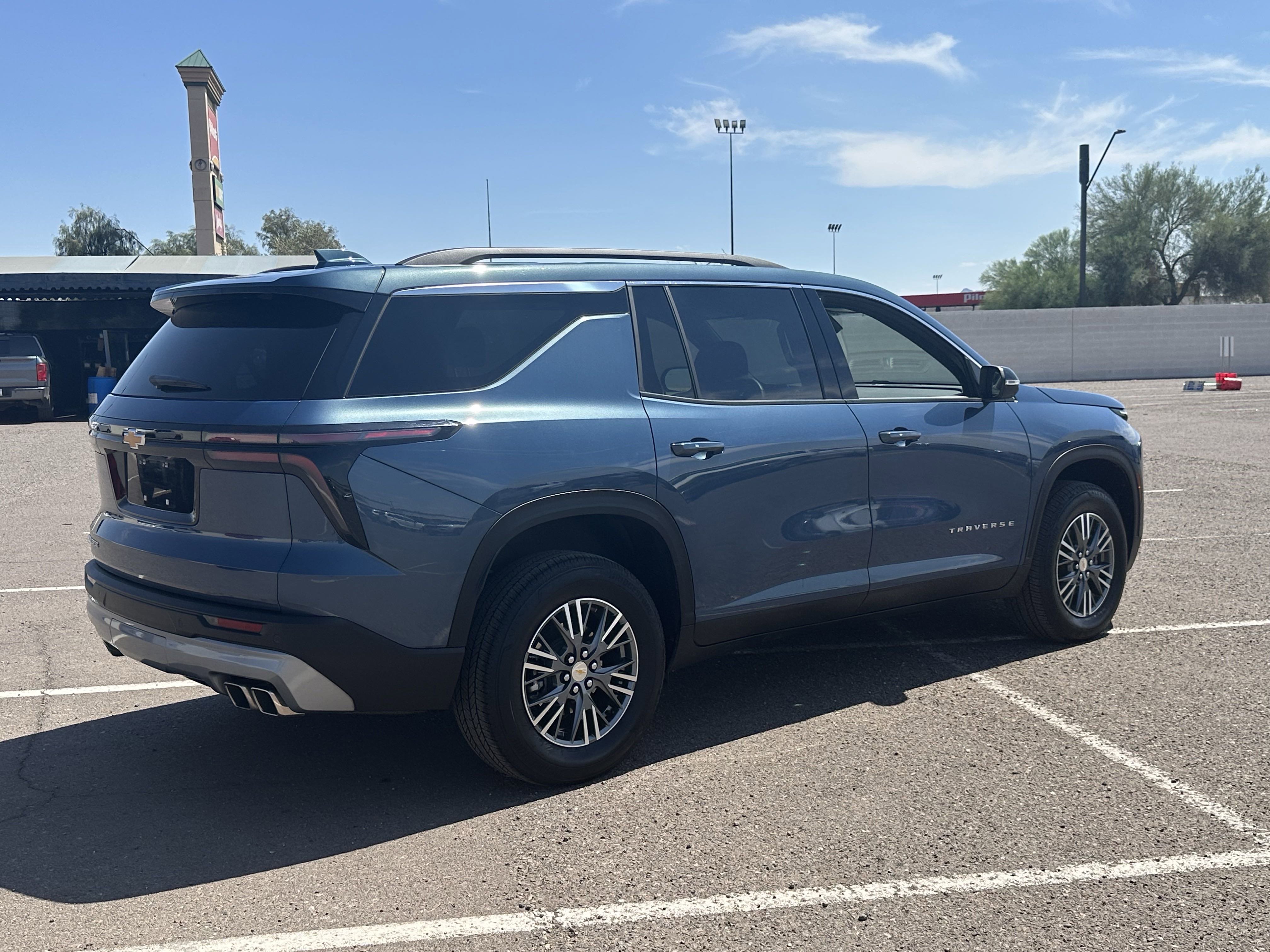 2025 Chevrolet Traverse photo 2
