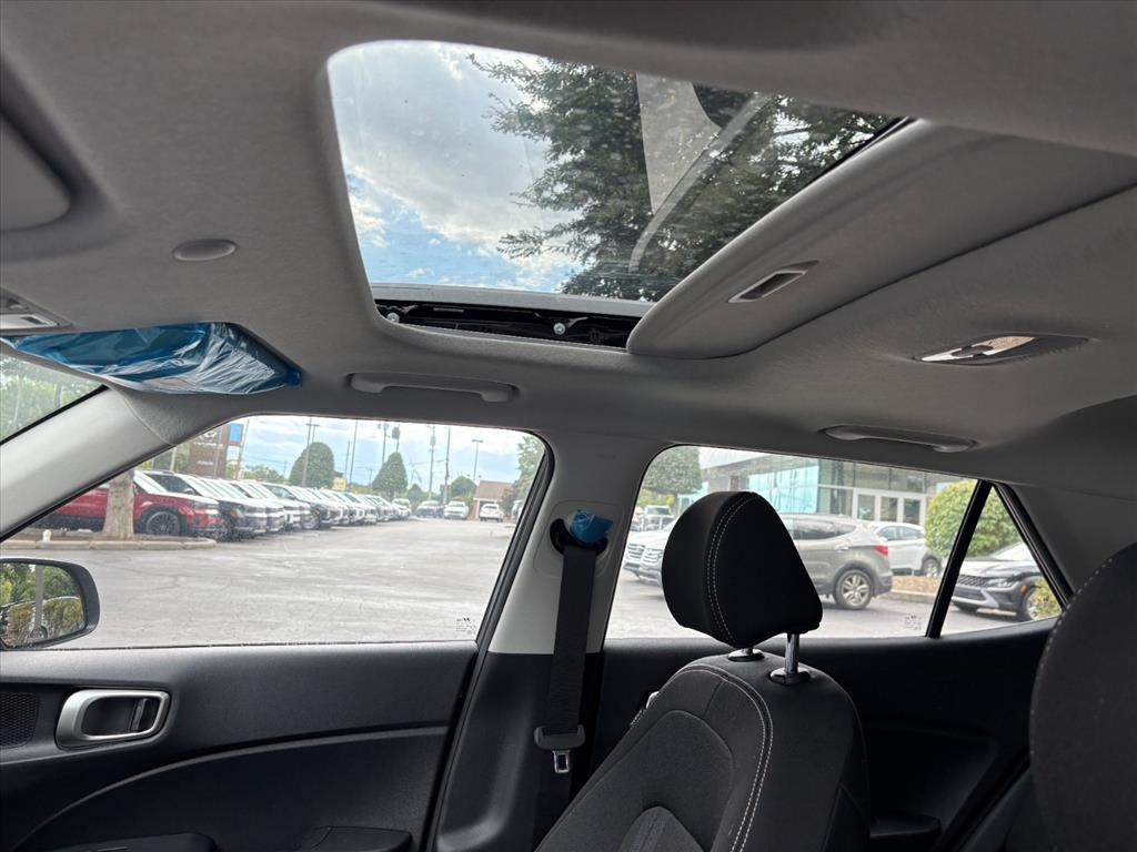 2025 Hyundai Venue SEL photo 6