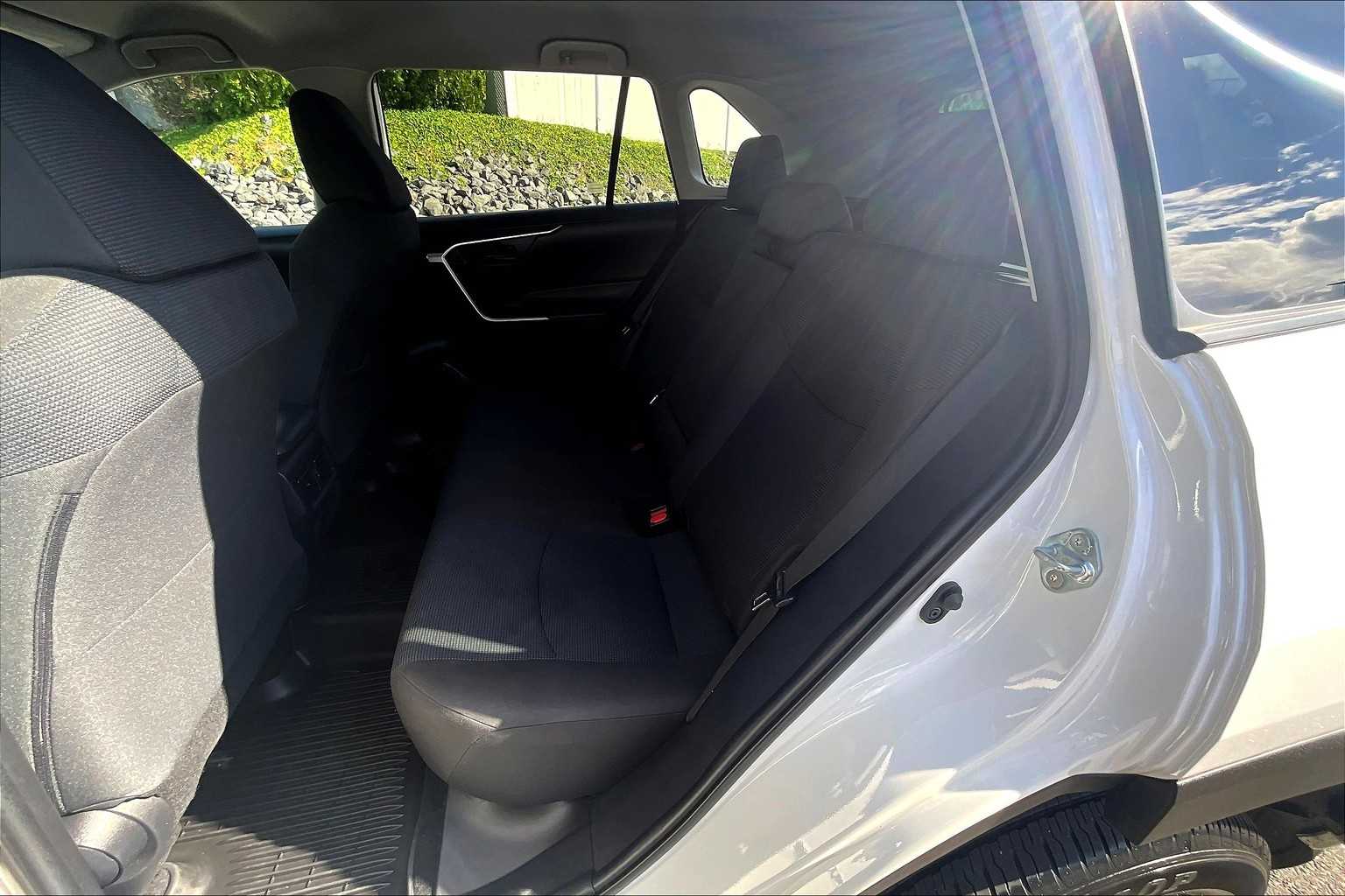 2022 Toyota RAV4 LE photo 15