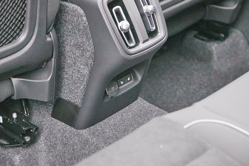 2026 VOLVO XC40 - Image 19