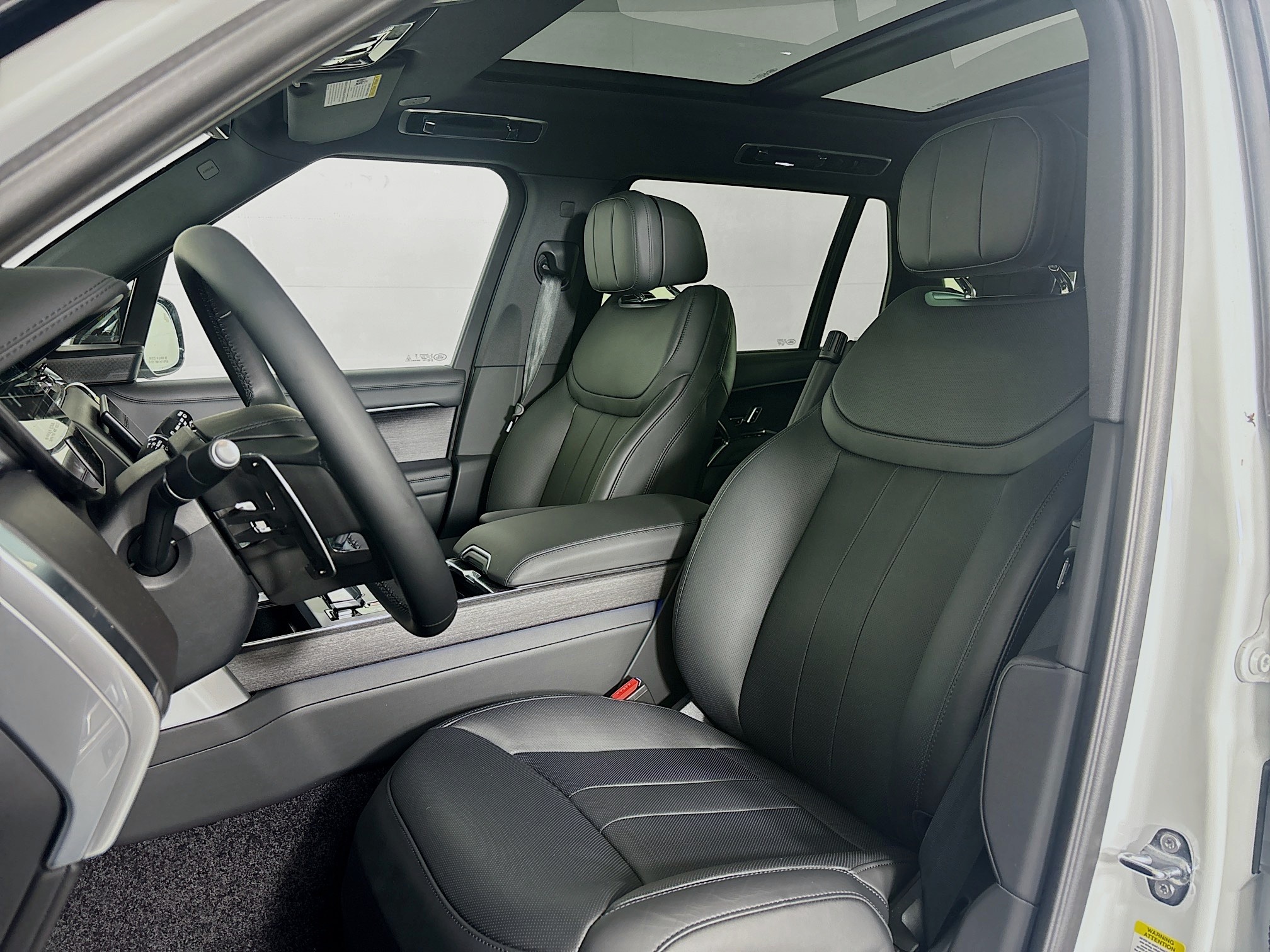 2025 Land Rover Range Rover SE photo 18