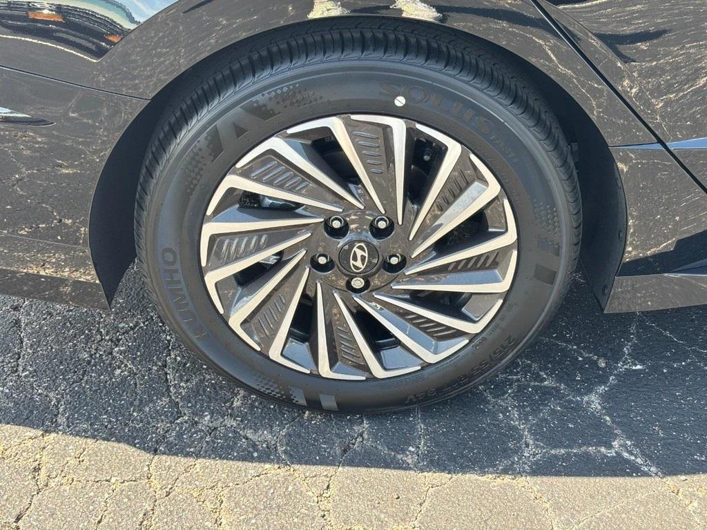 2025 Hyundai Sonata Hybrid Limited photo 4