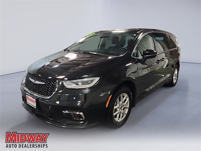 2023 Chrysler Pacifica Touring L's photo