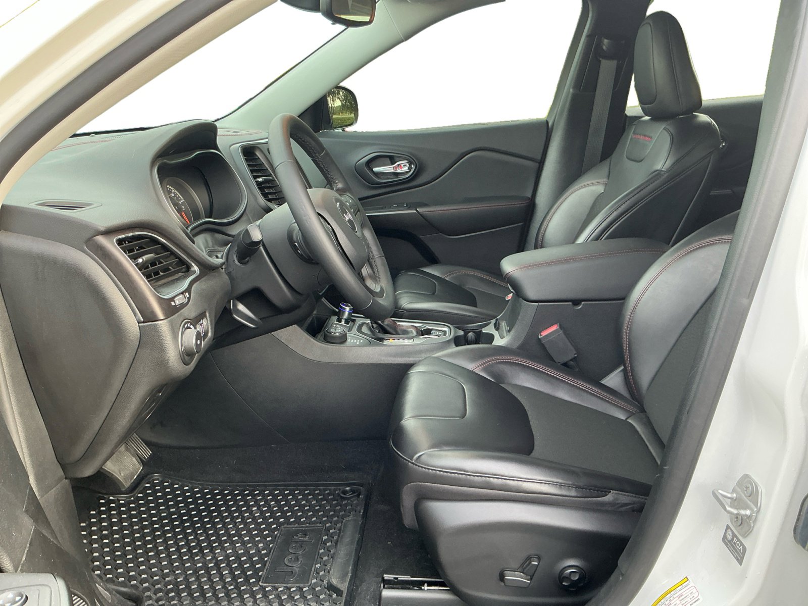 2021 Jeep Cherokee Trailhawk photo 2