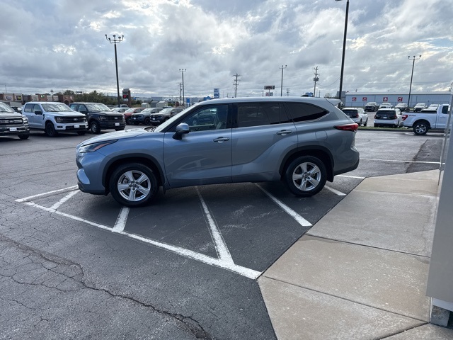 2022 Toyota Highlander LE photo 2