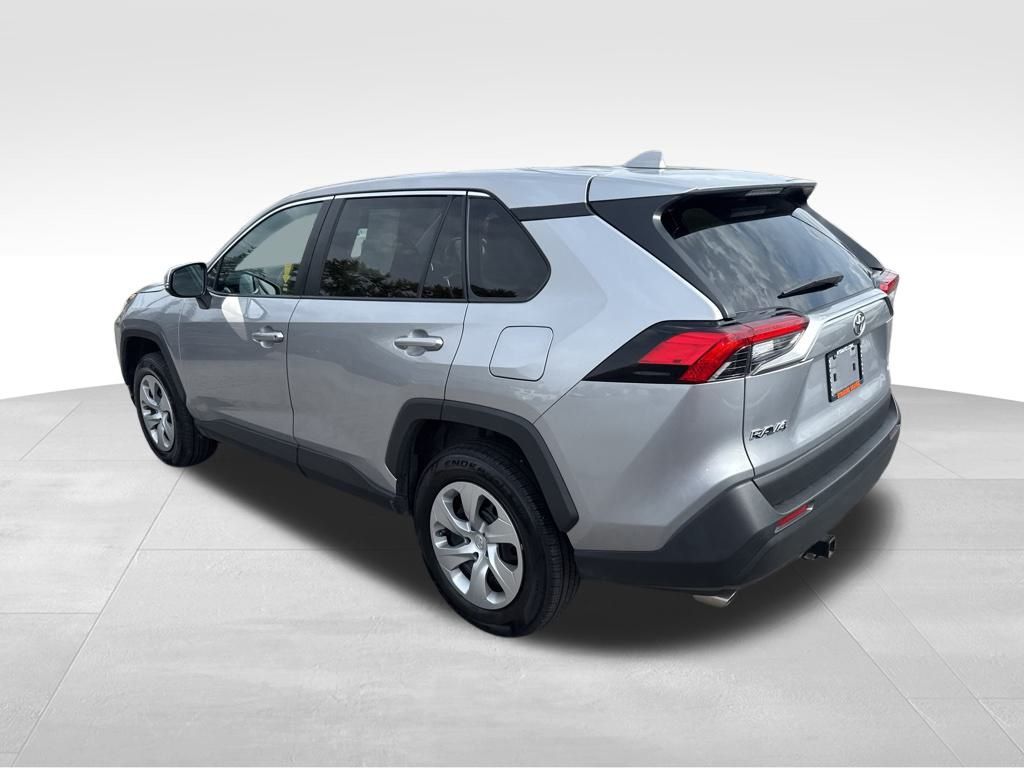 2022 Toyota RAV4 LE photo 3