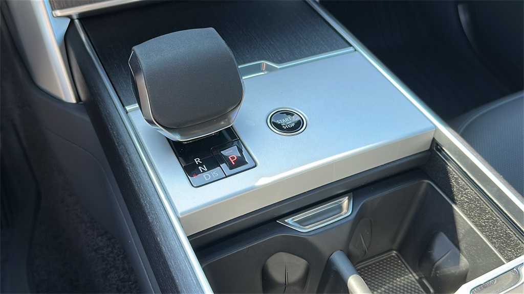 2025 Land Rover Range Rover SE photo 18
