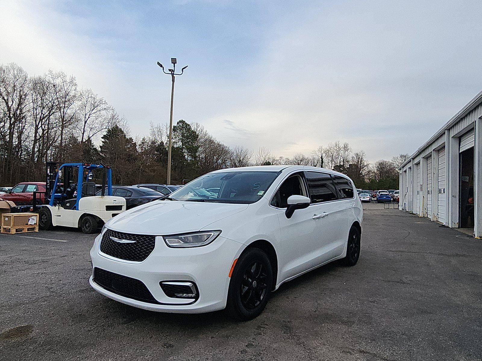 2023 Chrysler Pacifica Touring L's photo