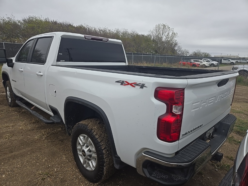 2022 Chevrolet Silverado 2500HD LT photo 2