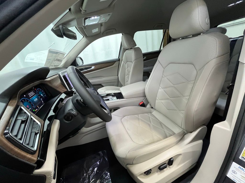 2025 Volkswagen Atlas SE Technology photo 10