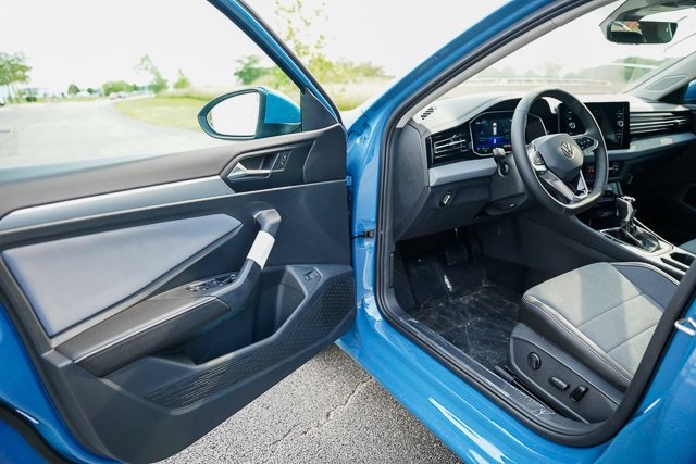 2025 Volkswagen Jetta 1.5T SE photo 3