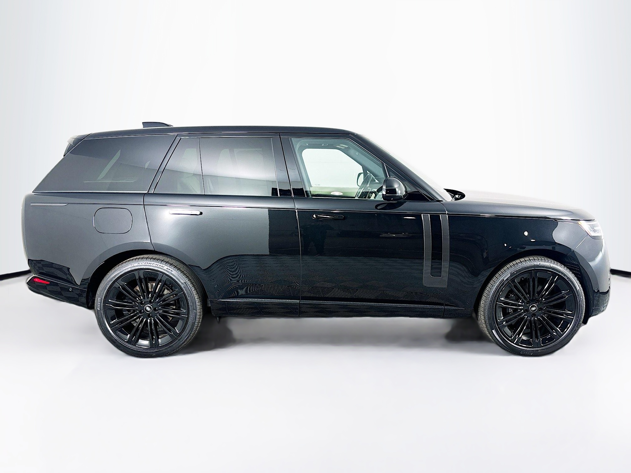2025 Land Rover Range Rover SE photo 4