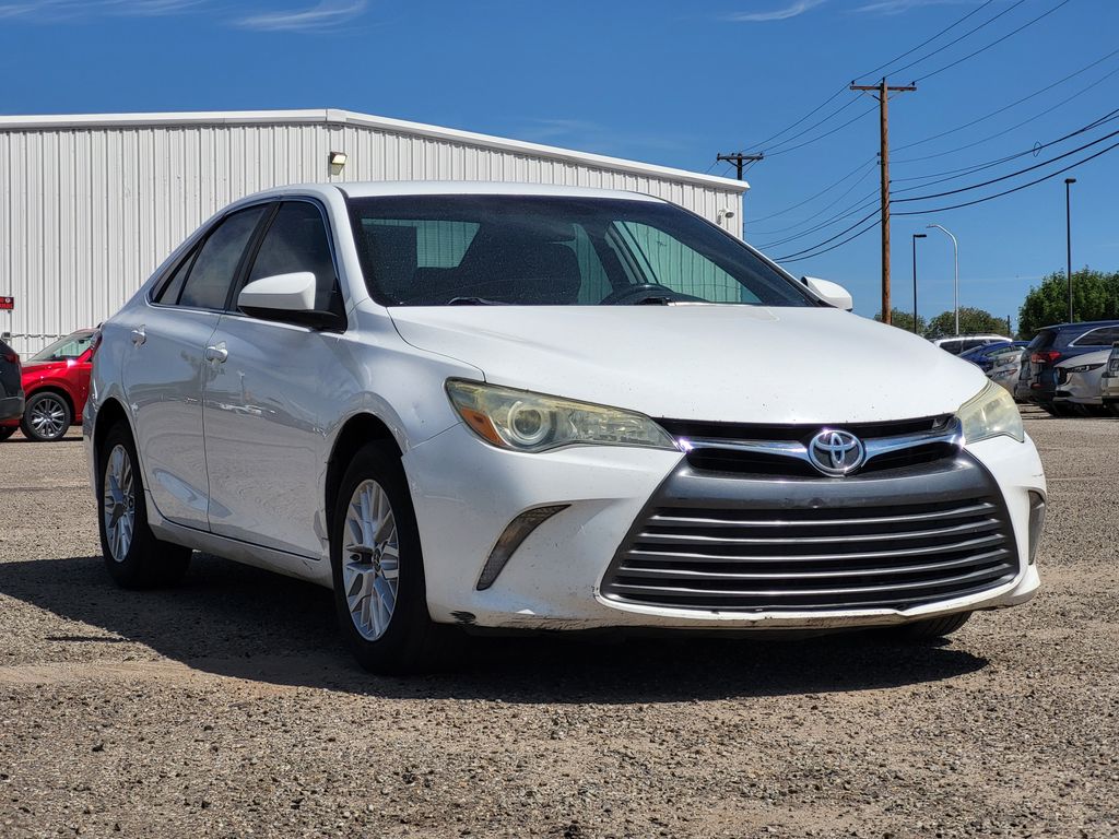 2016 Toyota Camry LE photo 3