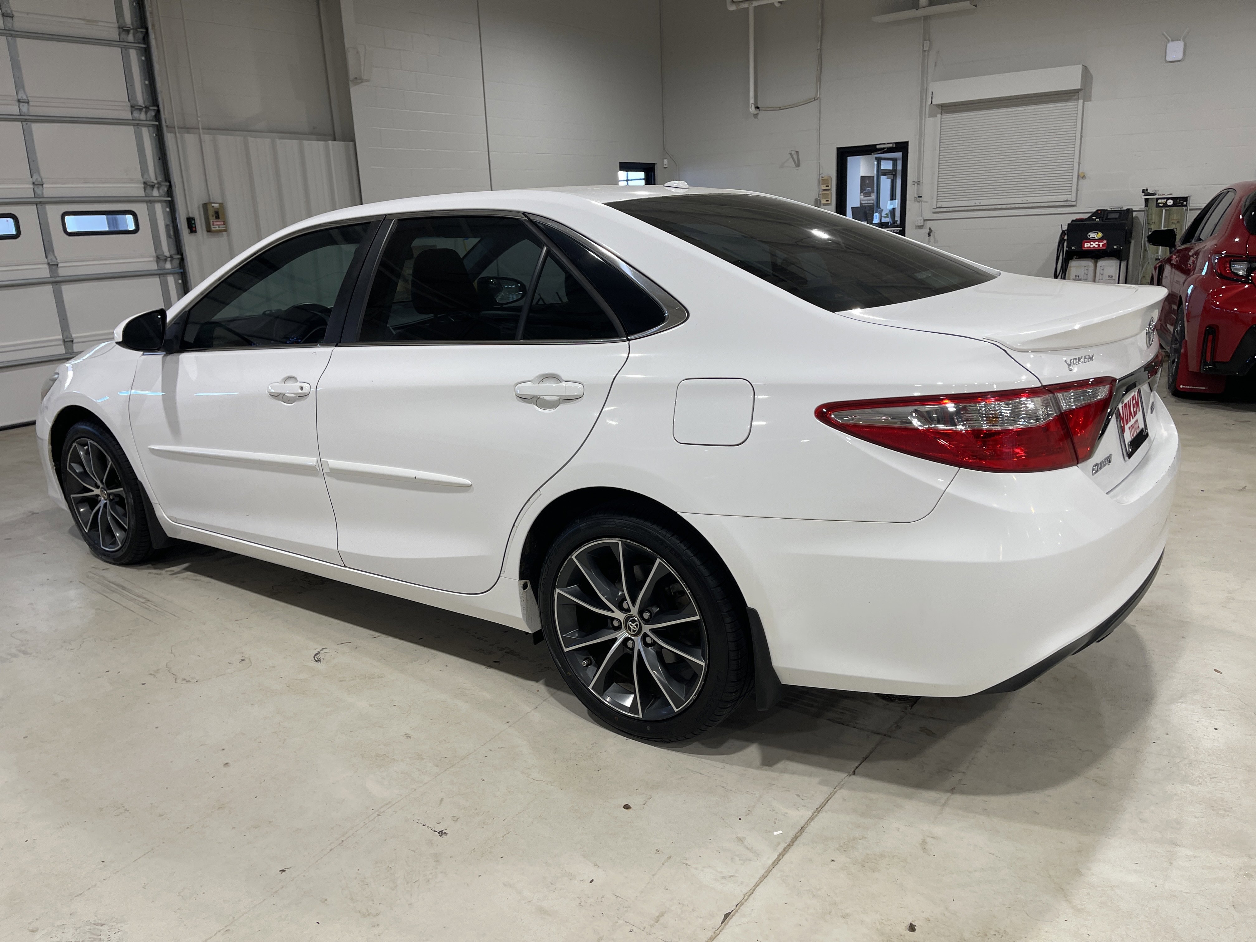 2016 Toyota Camry XSE photo 2