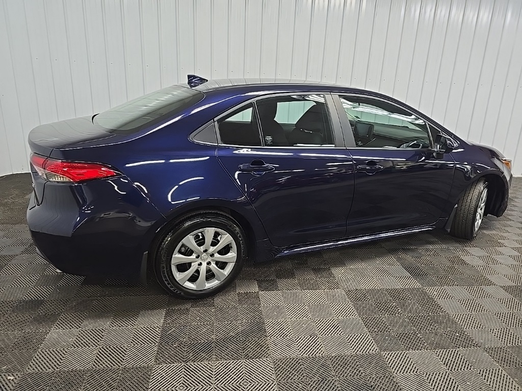 2022 Toyota Corolla LE photo 3