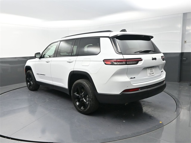 2025 Jeep Grand Cherokee Limited photo 2