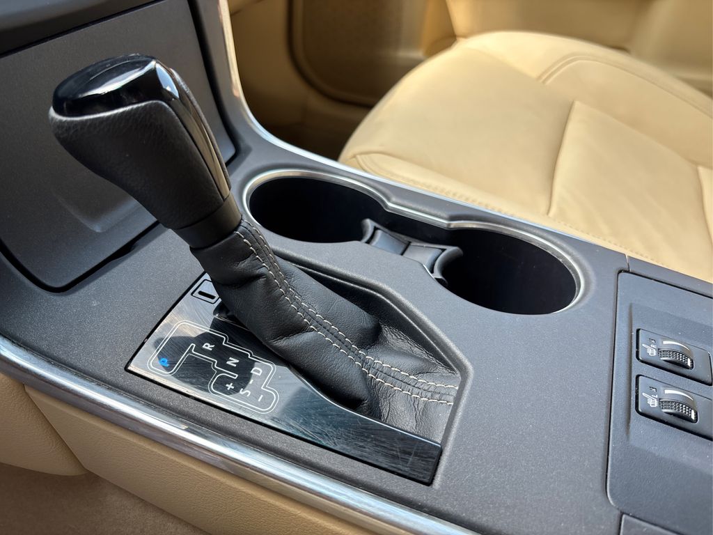 2016 Toyota Camry XLE photo 21