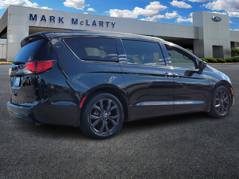 2019 Chrysler Pacifica Limited photo 2