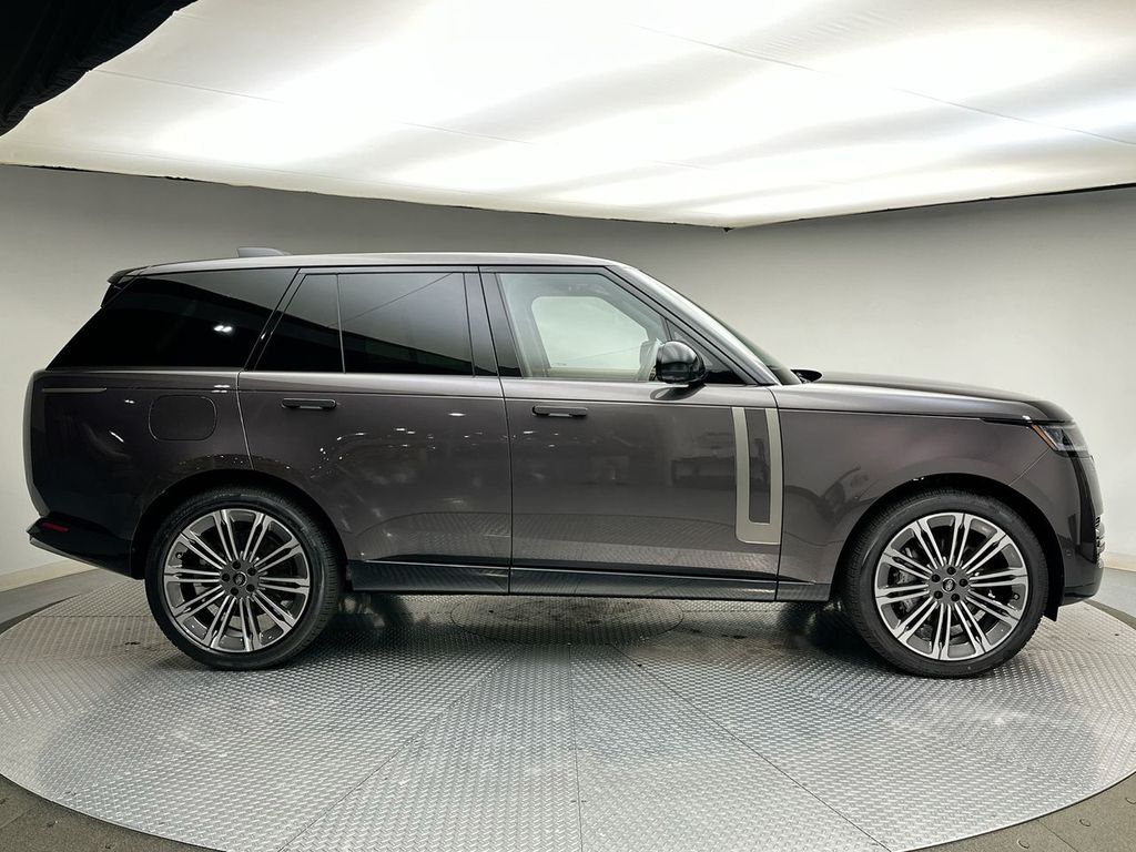 2025 Land Rover Range Rover SE photo 3