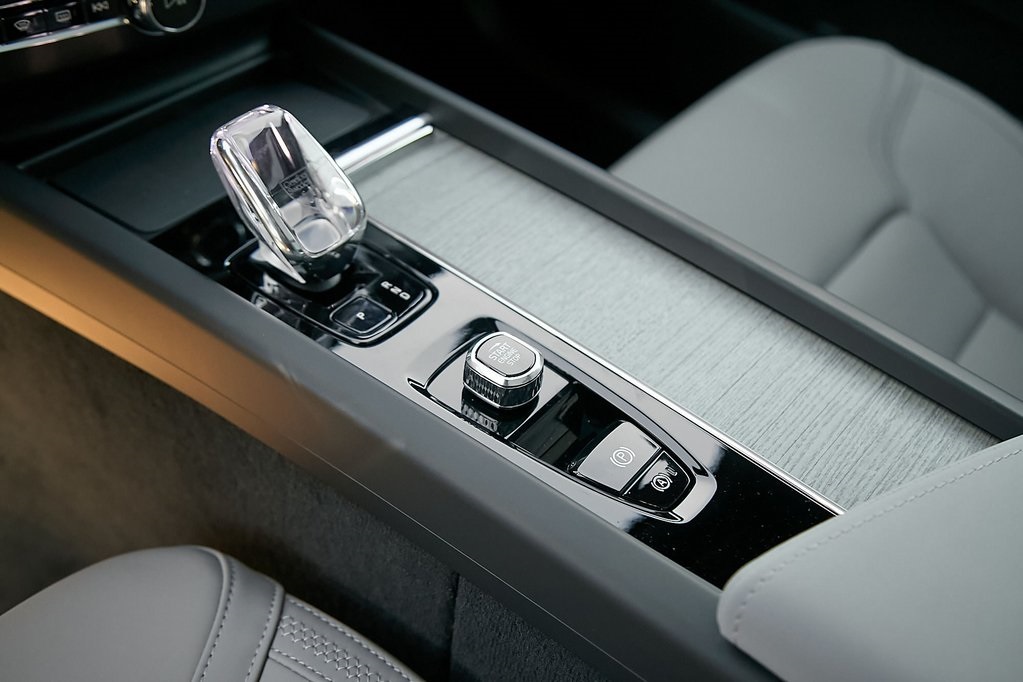 2026 VOLVO XC60 - Image 16