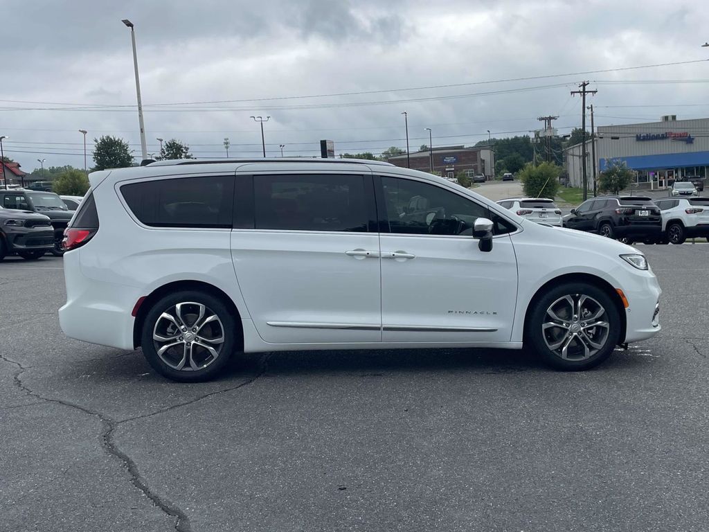 2026 Chrysler Pacifica Pinnacle photo 8