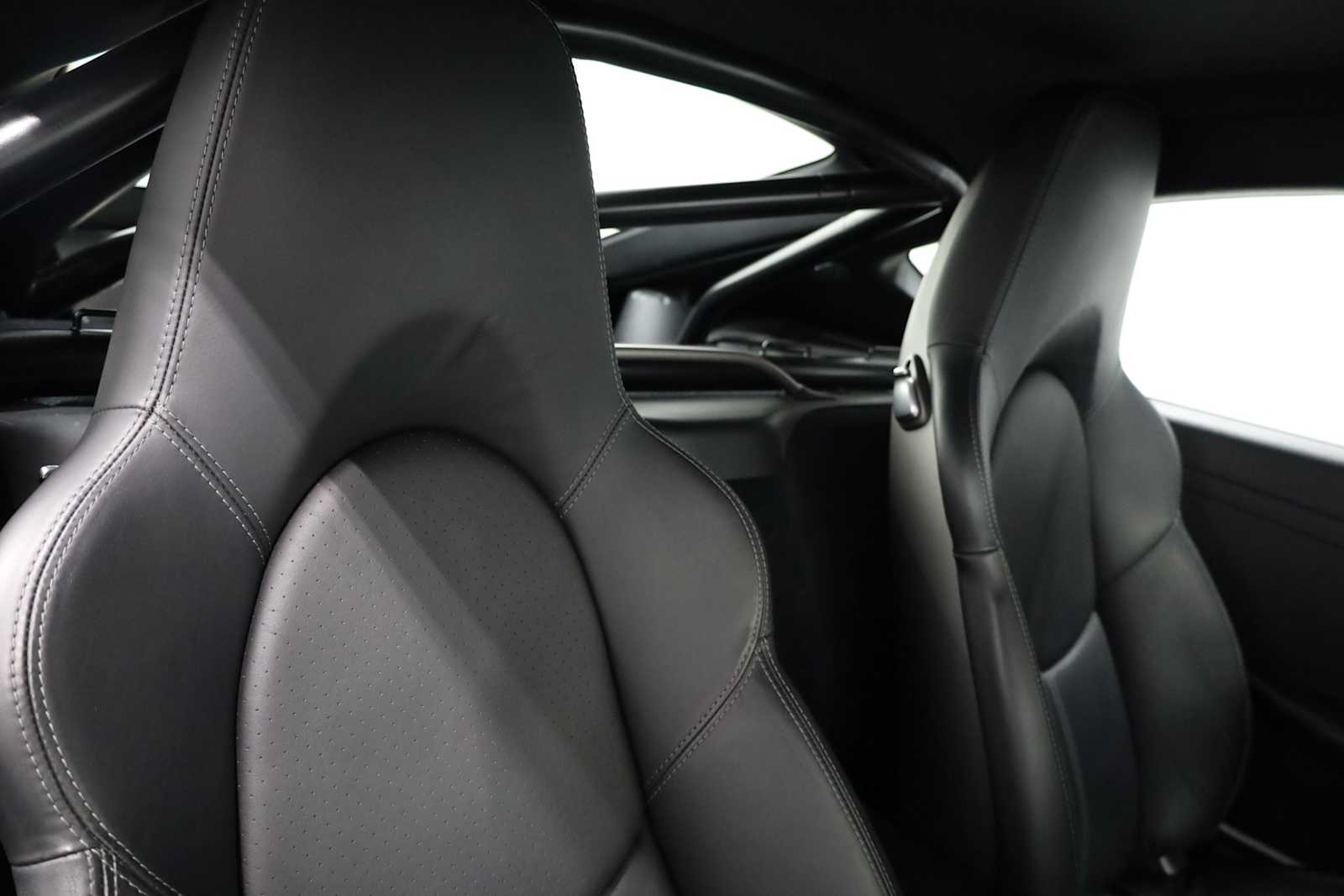 2012 Porsche Cayman R photo 18